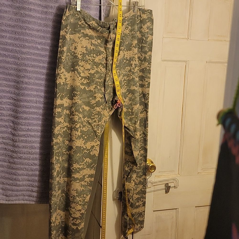Vintage National Guard Scrubs sz Lg, Excellent cond both pants & top Tan/ Olive